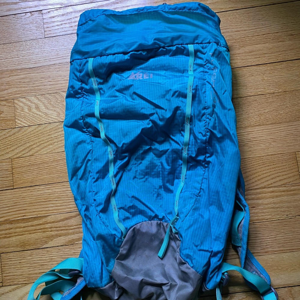 REI flash 18 backpack
